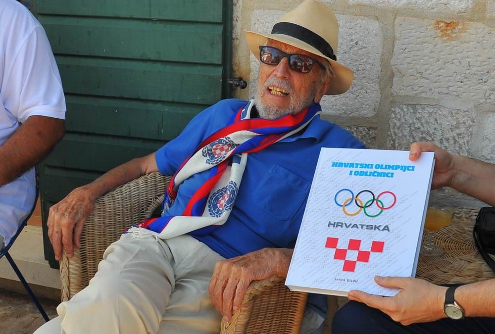 Jurica Gizdić, kroničar OO-a u Sutivanu uručio knjigu najstarijem hrvatskom olimpijcu