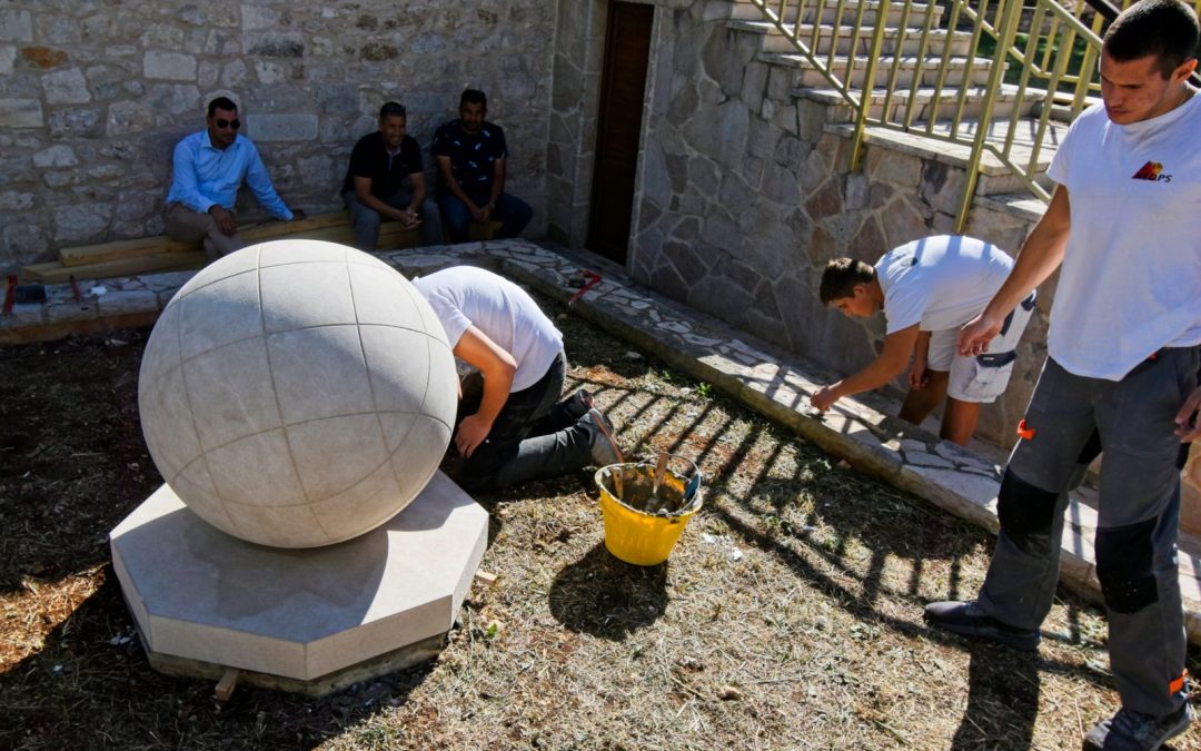Radovi na postavljanju spomenika boćanju u Sutivanu